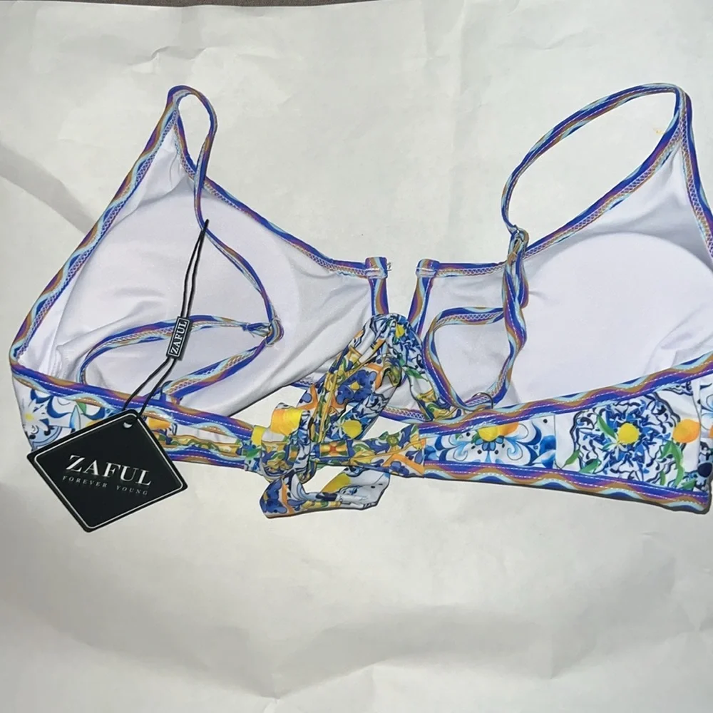 ZAFUL Ribbed V-Wire Bikini top.  Size M.  New with tag.